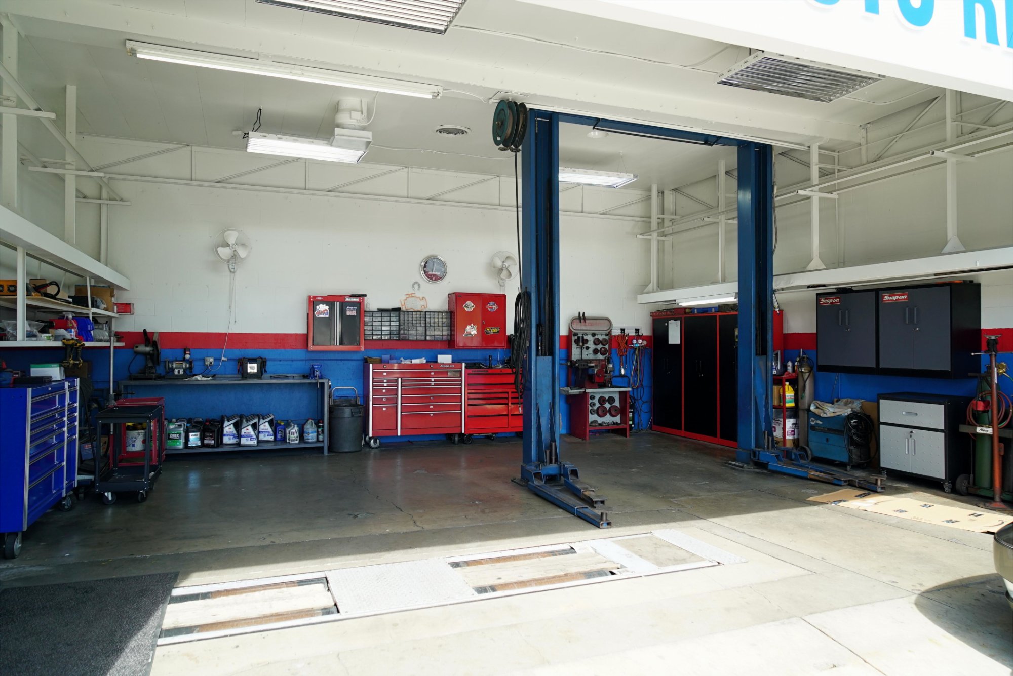 Sam's Auto Repair service bay interior — Snap-on tool chests and professional vehicle lift Eagle Rock